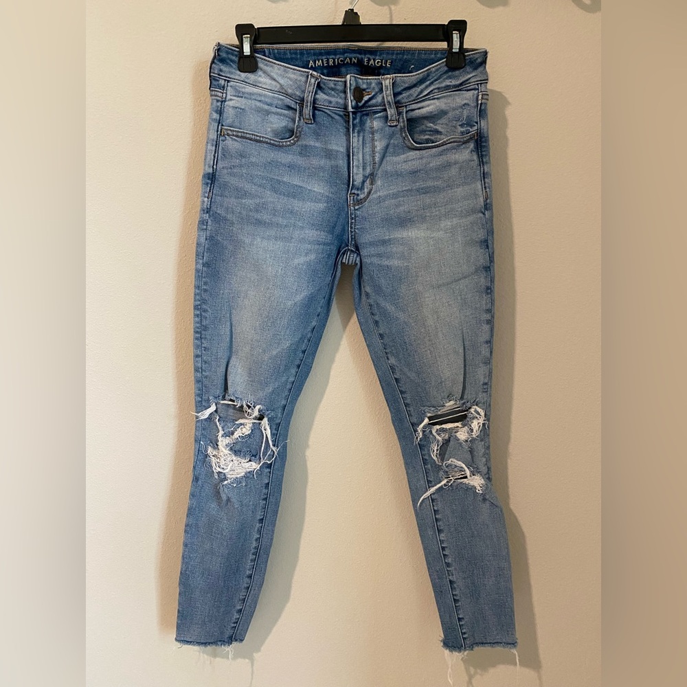 American Eagle Outfitters Super Stretch Sz 6 Frayed Ankle Distressed Light Wash